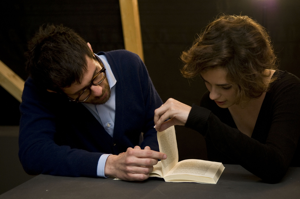 Mark Geffriaud. Nuova confutazione del tempo, 2011. Performance still / simultaneous reading of eponym essays by J. L. Borges. KALEIDOSCOPE ARENA, Rome, 2011.&nbsp;. <em>fotograaf: Giorgio Benni</em>
