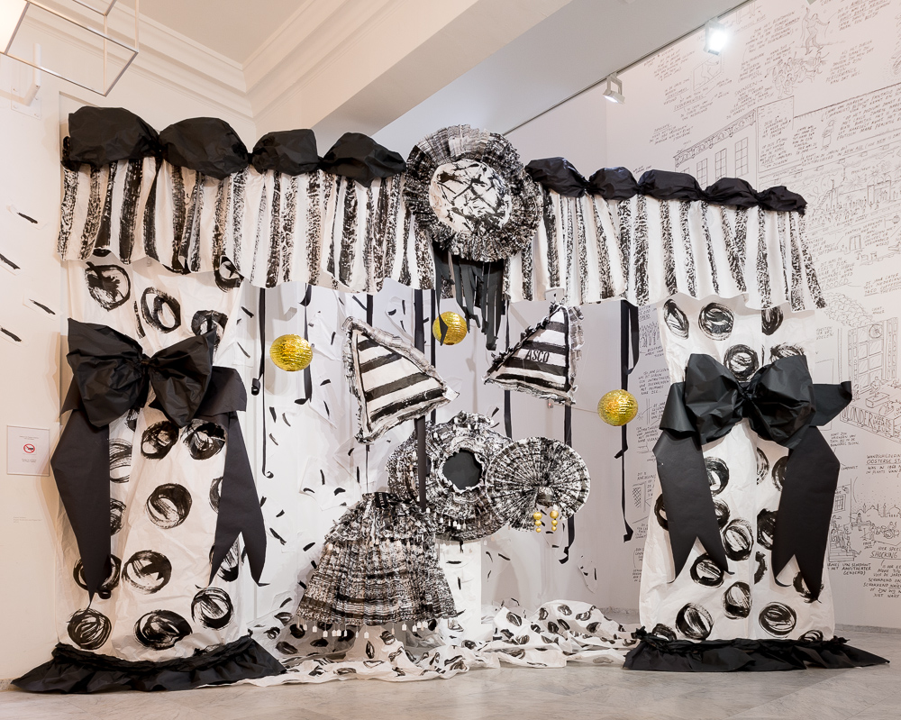 Paper fashion by Patssi Valdez. <em>fotograaf: Cassander Eeftinck Schattenkerk</em>