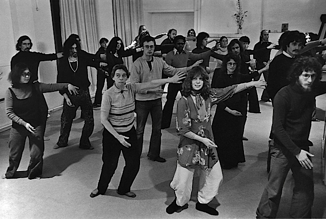 Tai Chi at de Kosmos Meditation Centre, 1969 - 1992, Amsterdam, the Netherlands. <em>fotograaf: Hugo Schuit</em>