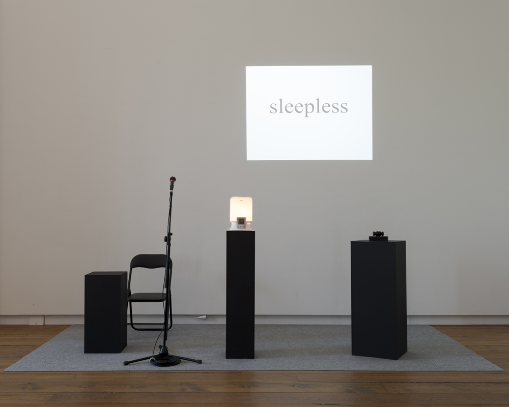Sarah van Lamsweerde, Tell / Sell, a common story, 2014, performance and installation.&nbsp;
&nbsp;
&nbsp;. <em>fotograaf: cassander Eeftinck Schattenkerk</em>