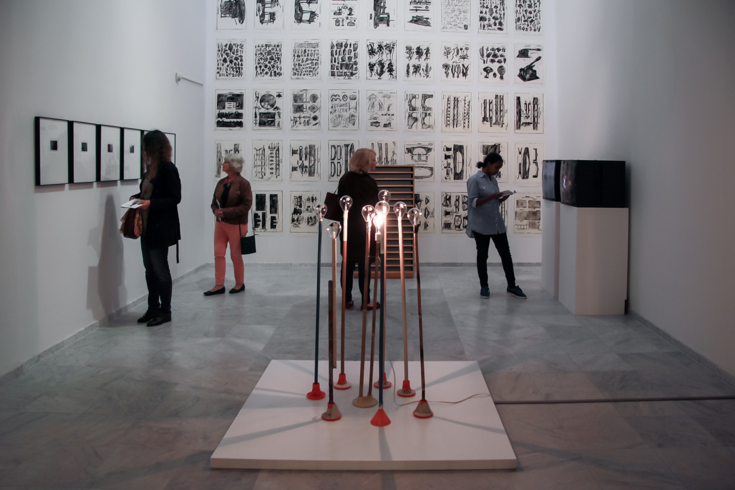 Opening Curiosity, installation view, Curiosity: Art and the Pleasures of Knowing, de Appel Arts Centre, Amsterdam, 27 June - 14 September 2014. Photo: Carina Erdmann. Courtesy Hayward Touring.. <em>fotograaf: Carina Erdmann</em>