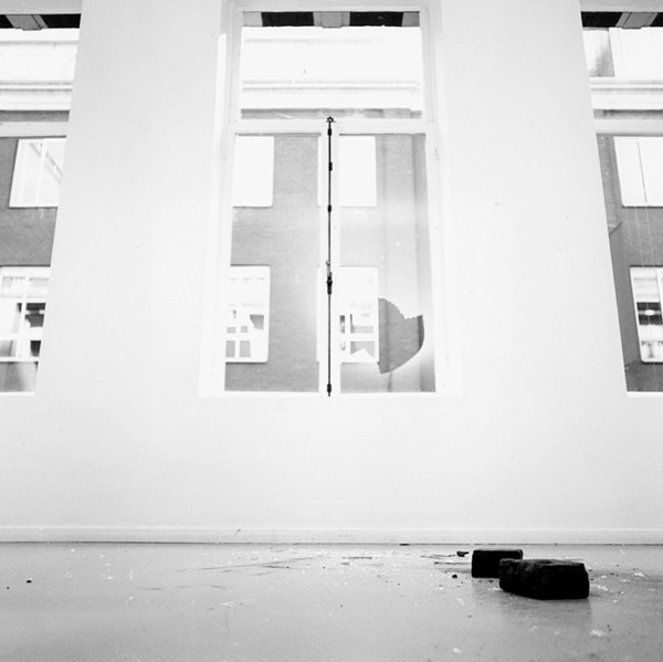 Kendell Geers,  Title withheld (Brick), 1996. <em>fotograaf: © Niels den Haan</em> © De Appel, Amsterdam & de kunstenaar(s)/the artist(s)