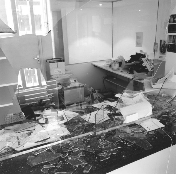 Jes Brinch & Henrik Plenge Jakobsen, Ticket booth, 1996. <em>fotograaf: © Niels den Haan</em> © De Appel, Amsterdam & de kunstenaar(s)/the artist(s)
