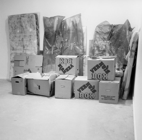 Maurizio Cattelan, Another fucking readymade, 1996 (niet tentoongesteld; tijdelijke opstelling). <em>fotograaf: © Niels den Haan</em> © De Appel, Amsterdam & de kunstenaar(s)/the artist(s)