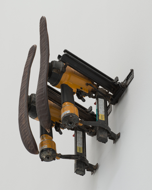 Michael E. Smith. Untitled. Nail Guns, Seed Pods. <em>fotograaf: Cassander Eeftinck Schattenkerk</em>