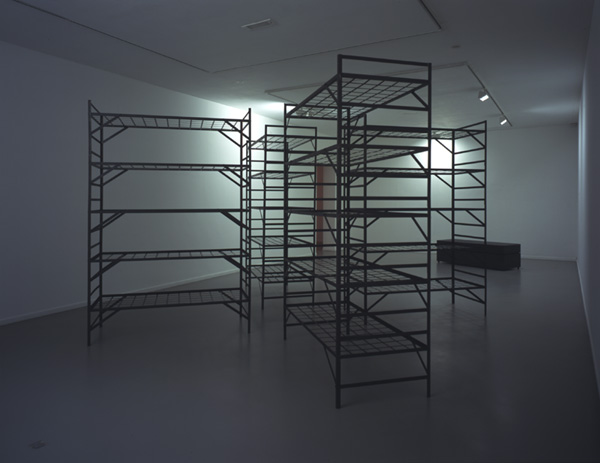 Mona Hatoum, Quarters, 1996. <em>fotograaf: © Ernst Moritz, Den Haag / The Hague</em> © De Appel, Amsterdam & de kunstenaar(s)/the artist(s)
