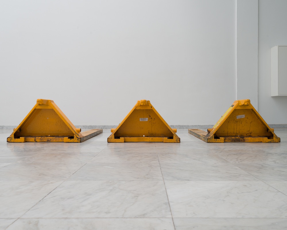 Michael E. Smith. Untitled. Altered Pallet Jack. <em>fotograaf: Cassander Eeftinck Schattenkerk</em>