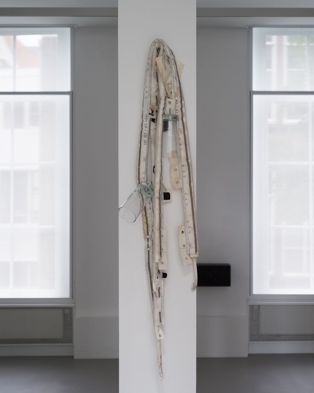 Michael E. Smith. Untitled. Automobile Air Bags, Drinking Glasses. <em>fotograaf: Cassander Eeftinck Schattenkerk</em>