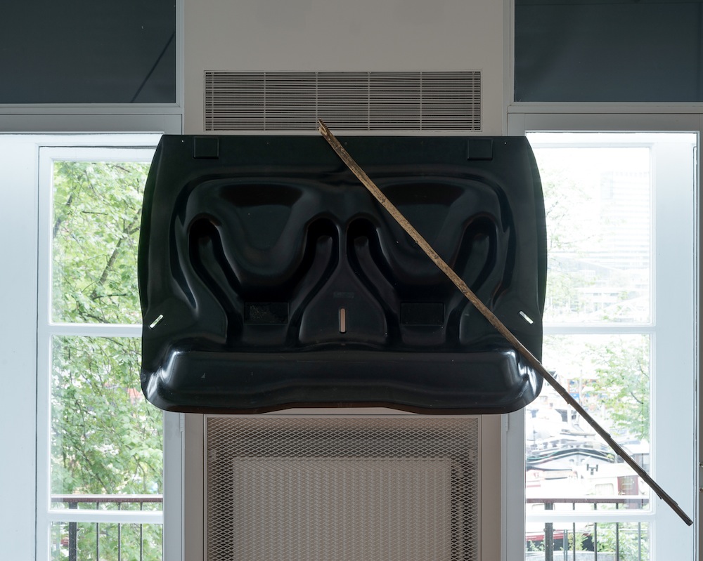 Michael E. Smith. Untitled. Police Transport Seat, Sunflower. <em>fotograaf: Cassander Eeftinck Schattenkerk</em>