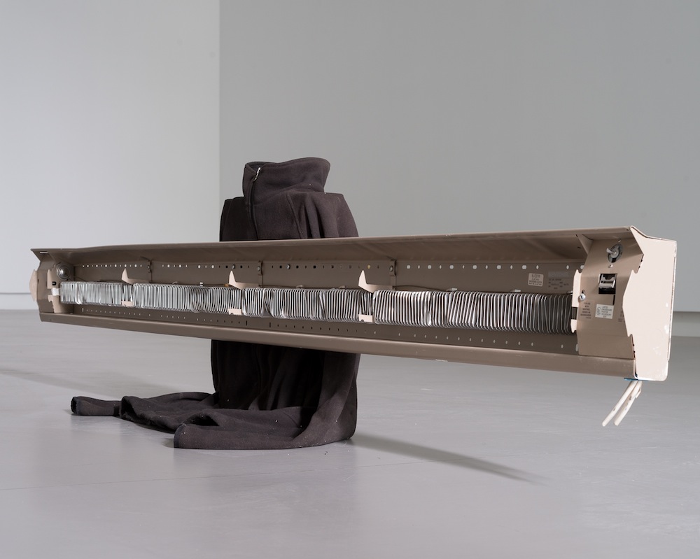 Michael E. Smith. Untitled. Jacket, Base Board Heater. <em>fotograaf: Cassander Eeftinck Schattenkerk</em>