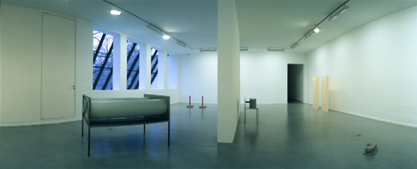 Werner Feiersinger, v.l.n.r.: Bedsculpture, 1993-'96, Untitled, 1992, Seat with two ovens, 1993, Zwei alte Männer, 1994, Untitled, 1992. <em>fotograaf: © Ernst Moritz, Den Haag / The Hague</em> © De Appel, Amsterdam & de kunstenaar(s)/the artist(s)