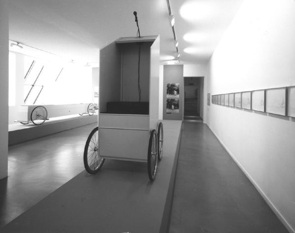 v.l.n.r.: Vehicle, 1971-'73, Vehicle podium, 1973-'79. <em>fotograaf: © Cary Markerink, Amsterdam</em> © De Appel, Amsterdam & de kunstenaar(s)/the artist(s)