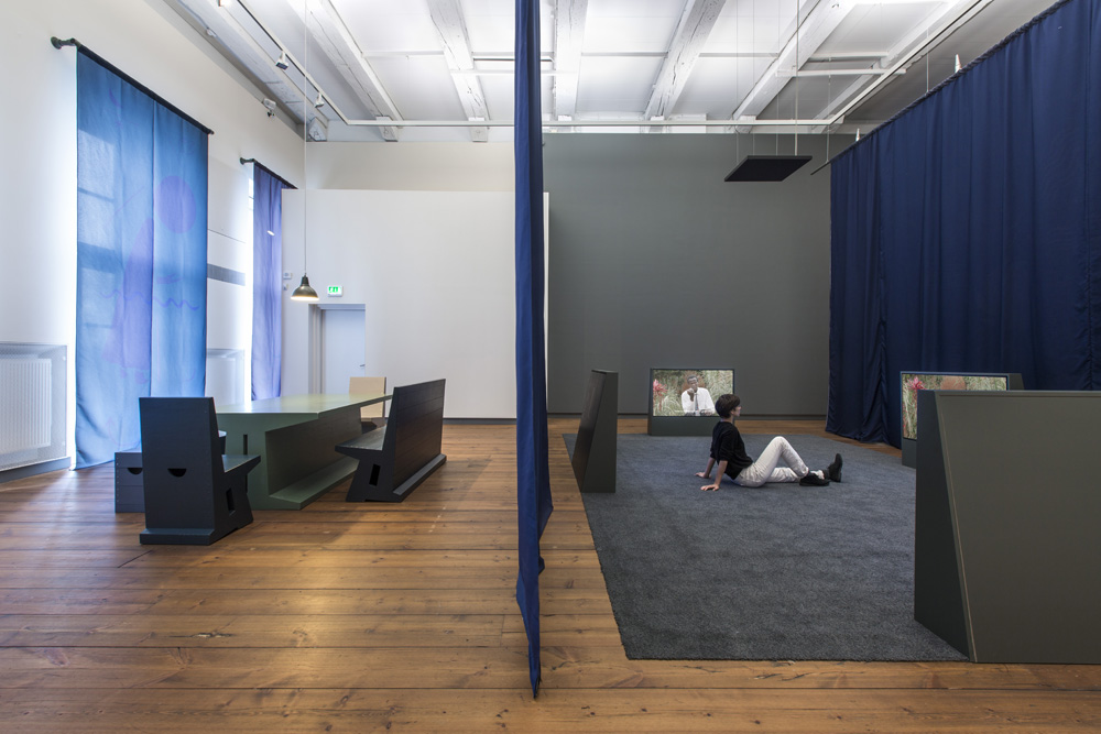 Christian Nyampeta, How To Live Together: Sequentia, de Appel arts centre, Amsterdam, 2015. <em>fotograaf: Daniel Nicolas</em>