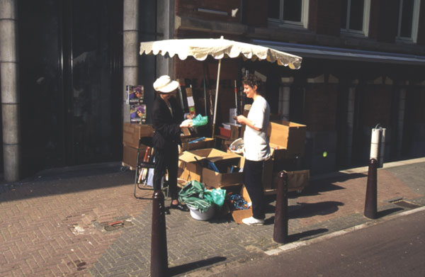 Fabrice Hybert, Hybertmarché, 1995. <em>fotograaf: © Arnd Bronkhorst, Amsterdam</em> © De Appel, Amsterdam & de kunstenaar(s)/the artist(s)
