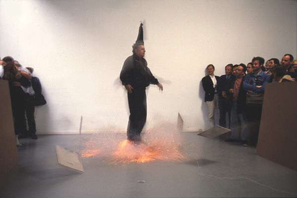 Roman Signer, Aktion mit einer Kiste und Kappe, 1995. <em>fotograaf: © Arnd Bronkhorst, Amsterdam</em> © De Appel, Amsterdam & de kunstenaar(s)/the artist(s)