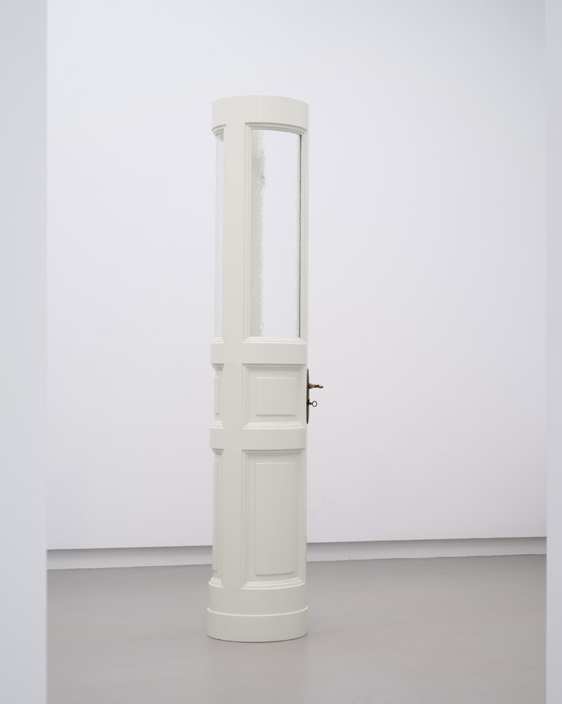 Alicja Kwade, Eadem Mutata Resurgo, 2013. <em>fotograaf: Cassander Eeftinck Schattenkerk</em>