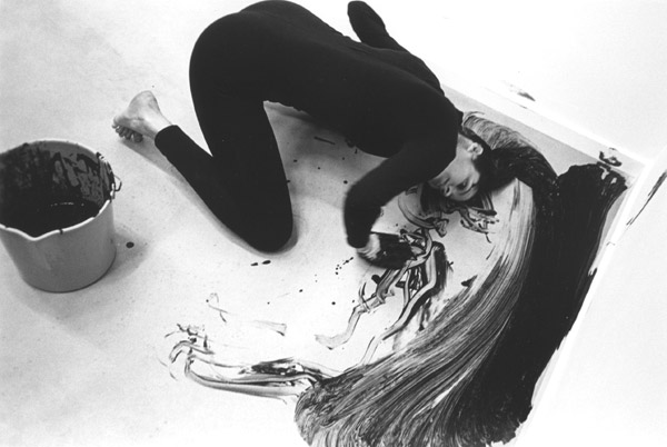 Janine Antoni, Loving Care, 1992-'94. <em>fotograaf: © Cary Markerink, Amsterdam</em> © De Appel, Amsterdam & de kunstenaar(s)/the artist(s)