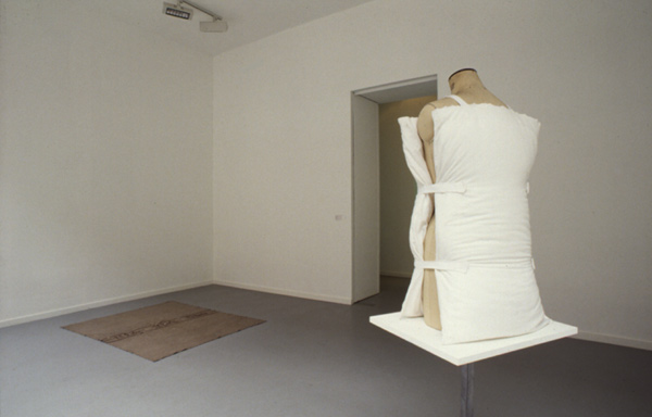 Christine Borland, links: Blanket used on police firing range, Berlin, repaired (1993), rechts: Home-made bullet proof jacket (1992). <em>fotograaf: © Cary Markerink, Amsterdam</em> © De Appel, Amsterdam & de kunstenaar(s)/the artist(s)