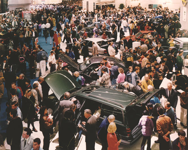 Andreas Gursky, Autosalon Paris, 1993. <em>fotograaf: © Andreas Gursky, Düsseldorf / Dusseldorf</em> © De Appel, Amsterdam & de kunstenaar(s)/the artist(s)