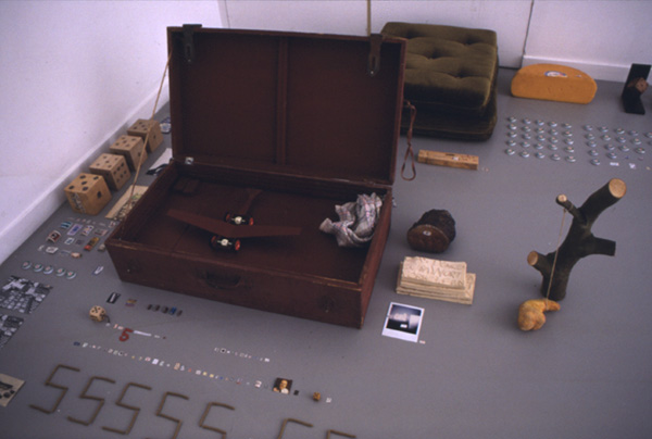 Fragment uit zelfportet als gebouw (1986-heden) III. <em>fotograaf: © T & R Henderson, Amsterdam</em> © De Appel, Amsterdam & de kunstenaar(s)/the artist(s)