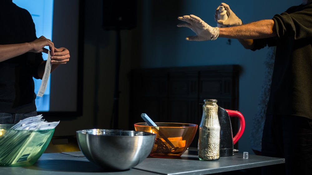 Foto van de workshop The Mushroom at the End of the World and Beyond, Simon van der Weele en Hanna Klaubert, 2016.. <em>fotograaf: Raitis Zeiferts</em>