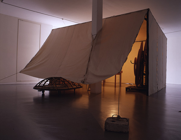 La maison d'augures, 1992. <em>fotograaf: © T & R Henderson, Amsterdam</em> © De Appel, Amsterdam & de kunstenaar(s)/the artist(s)