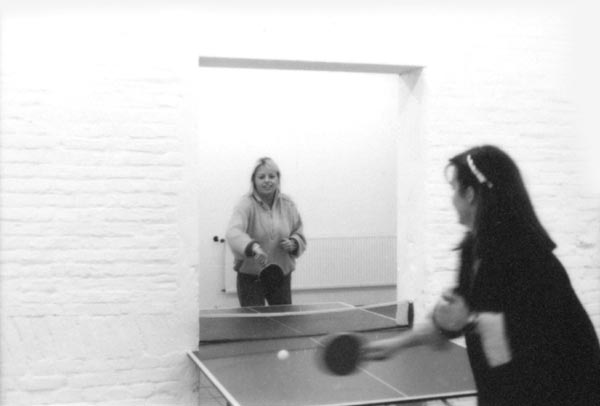 1987 ERNST CARAMELLE ERNST CARAMELLE, 30 Oct - 20 Nov 1987, @ Prinseneiland 7 Saskia Bos en Edna van Duyn play ping-pong in Caramelle's installation. photographer: &copy; Hans Sonneveld &copy; De Appel, Amsterdam & de kunstenaar(s)/the artis