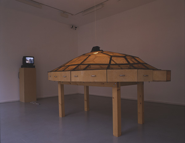 Le théâtre du monde, 1993. <em>fotograaf: © T & R Henderson, Amsterdam</em> © De Appel, Amsterdam & de kunstenaar(s)/the artist(s)