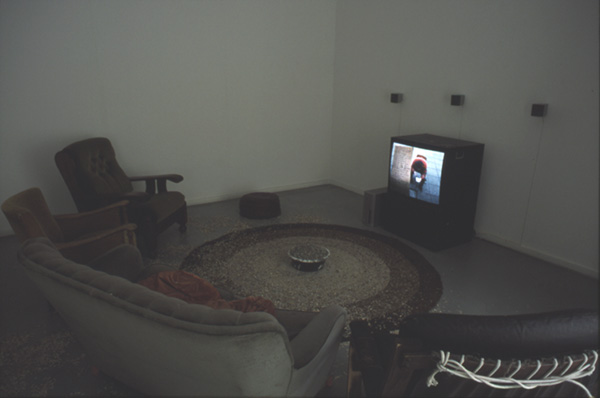 Sebastián Díaz Morales, The story of the Dutch hole, or the story of the hole, 2000. <em>fotograaf: © Ernst Moritz, Den Haag / The Hague</em> © De Appel, Amsterdam & de kunstenaar(s)/the artist(s)