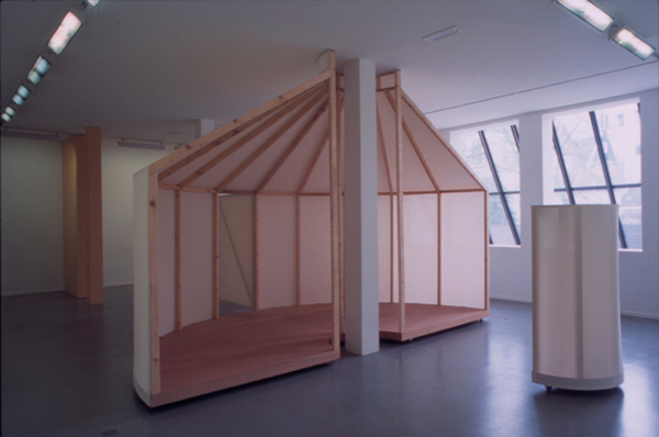 Àngela Ferreira, Zip zap circus school, 2000. <em>fotograaf: © Ernst Moritz, Den Haag / The Hague</em> © De Appel, Amsterdam & de kunstenaar(s)/the artist(s)