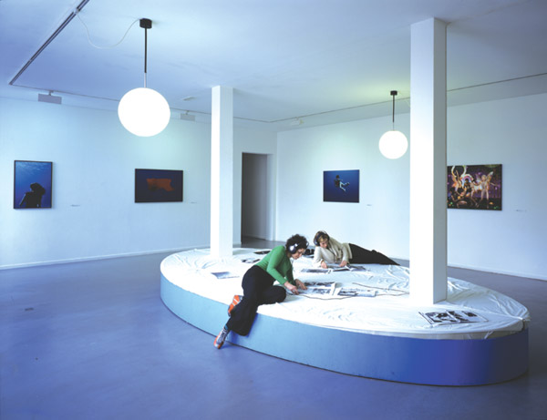 V.l.n.r.: Elspeth Diederix, 9 MSW, 2001; Elspeth Diederix, Leigh's towel, 2001; Willem de Ridder. Two lips walk with you, 2002; Maura Biava, Doride. Correspondance Ascendance, 2002; Micha Klein, Night Session (Among Elv. <em>fotograaf: © Ernst Moritz, Den Haag / The Hague</em> © De Appel, Amsterdam & de kunstenaar(s)/the artist(s)