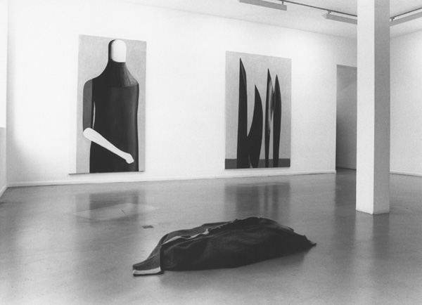 Barbara Guldenaar Wol, zak, 1997 & Elka Oudenampsen Olie op doek, 1997. <em>fotograaf: © T & R Henderson, Amsterdam</em> © De Appel, Amsterdam & de kunstenaar(s)/the artist(s)