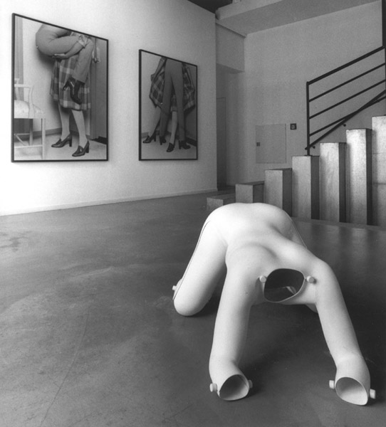 V.l.n.r.: Inez van Lamsweerde / Vinoodh Matadin Lifting, 1996 & Standing, 1996 - Philippe Meste SM2, 1998. <em>fotograaf: © T & R Henderson, Amsterdam</em> © De Appel, Amsterdam & de kunstenaar(s)/the artist(s)