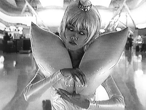 Mariko Mori Miko no Inori, 1996. <em>fotograaf: © T & R Henderson, Amsterdam</em> © De Appel, Amsterdam & de kunstenaar(s)/the artist(s)