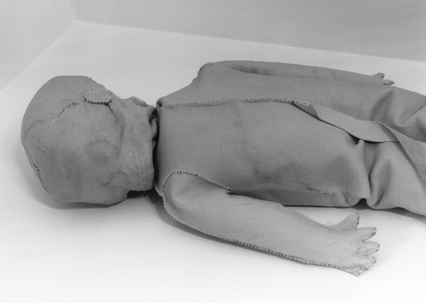 Phantom twins, 1997. <em>fotograaf: © T & R Henderson, Amsterdam</em> © De Appel, Amsterdam & de kunstenaar(s)/the artist(s)
