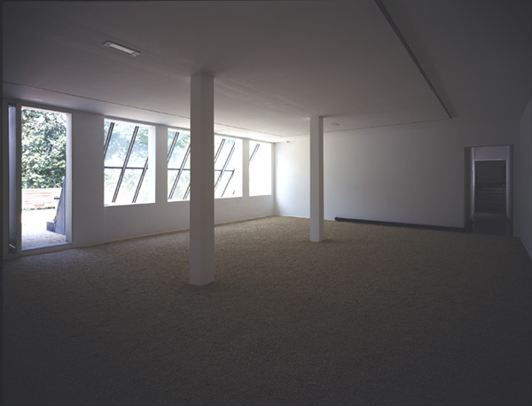 voor: Olafur Eliasson, untitled, 1999; achter: Job Koelewijn, zonder titel (bouillonbuis), 1995. <em>fotograaf: © Ernst Moritz, Den Haag / The Hague</em> © De Appel, Amsterdam & de kunstenaar(s)/the artist(s)