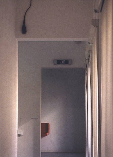 Links bovenin: Adam Chodzko, Secretors, 1993-'96. Achterin: Stefan Kern, Ohne Titel (3-er Sitz), 1995. <em>fotograaf: © T & R Henderson, Amsterdam</em> © De Appel, Amsterdam & de kunstenaar(s)/the artist(s)
