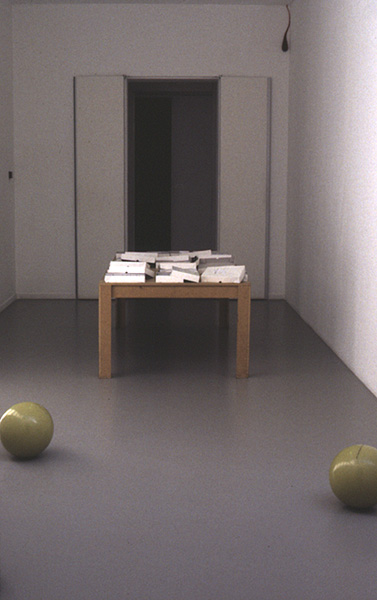 Eran Schaerf. Rechtsbovenin: Adam Chodzko, Secretors, 1993-'96. <em>fotograaf: © T & R Henderson, Amsterdam</em> © De Appel, Amsterdam & de kunstenaar(s)/the artist(s)