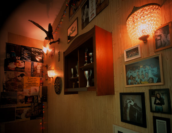Gabriel Lester, Altar - Community centre and adjoining pub / A wall, 2001. <em>fotograaf: © Ernst Moritz, Den Haag / The Hague</em> © De Appel, Amsterdam & de kunstenaar(s)/the artist(s)