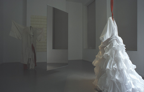 Yoshiko Shimada, Look at me / look at you, 1995. <em>fotograaf: © Ernst Moritz, Den Haag / The Hague</em> © De Appel, Amsterdam & de kunstenaar(s)/the artist(s)