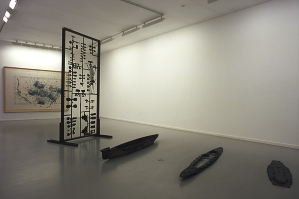 Yukinori Yanagi, voor: Pacific K100B, 1997, achter: Pacific shattered blue, 1997. <em>fotograaf: © Ernst Moritz, Den Haag / The Hague</em> © De Appel, Amsterdam & de kunstenaar(s)/the artist(s)