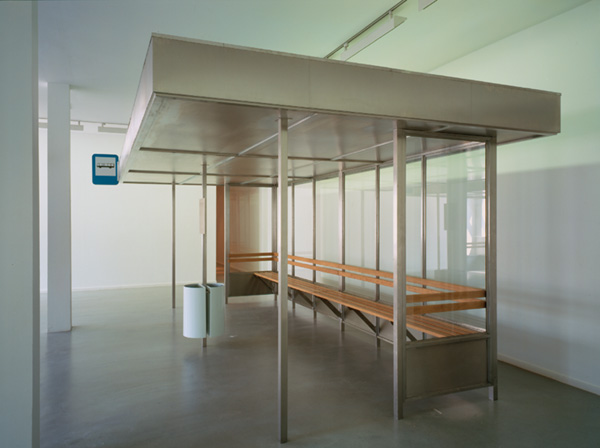 Shelter, 2000. <em>fotograaf: © Ernst Moritz, Den Haag / The Hague</em> © De Appel, Amsterdam & de kunstenaar(s)/the artist(s)