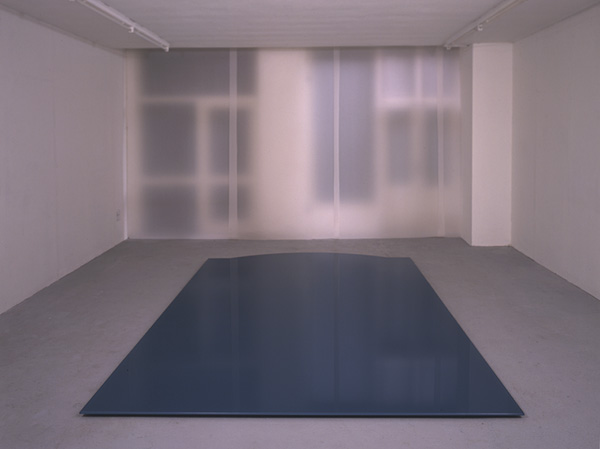Verre bleu, 1988. <em>fotograaf: © Cary Markerink, Amsterdam</em> © De Appel, Amsterdam & de kunstenaar(s)/the artist(s)