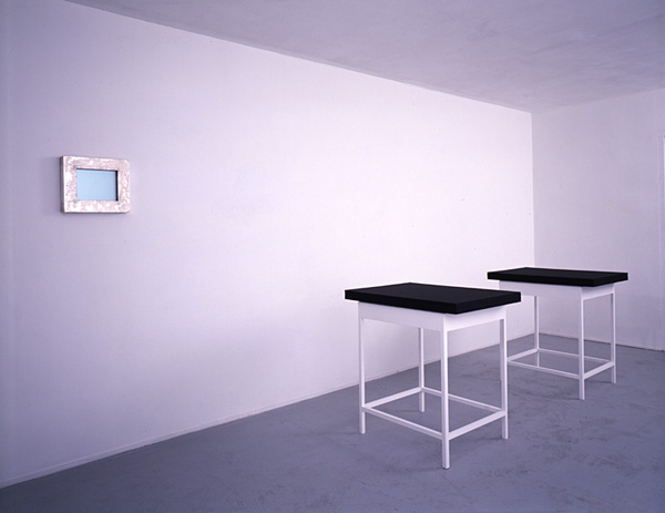 Links: . . . A day without a day, 1991, rechts: Figure, 1992-1993. <em>fotograaf: © Cary Markerink, Amsterdam</em> © De Appel, Amsterdam & de kunstenaar(s)/the artist(s)