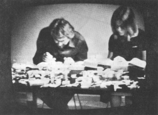 Marx, Hegel en de bijbel lezen met het licht van een lucifer, 1976 (still) I © De Appel, Amsterdam & de kunstenaar(s)/the artist(s)