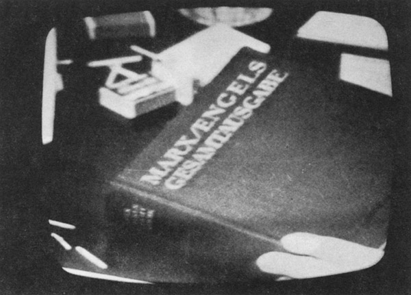 Marx, Hegel en de bijbel lezen met het licht van een lucifer, 1976 (still) II © De Appel, Amsterdam & de kunstenaar(s)/the artist(s)