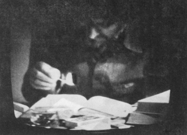 Marx, Hegel en de bijbel lezen met het licht van een lucifer, 1976 (still) III © De Appel, Amsterdam & de kunstenaar(s)/the artist(s)