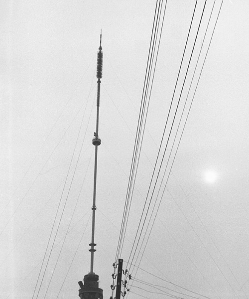 Zendmast. <em>fotograaf: © De Appel, Amsterdam (foto / photo: Josine van Droffelaar)</em> © De Appel, Amsterdam & de kunstenaar(s)/the artist(s)