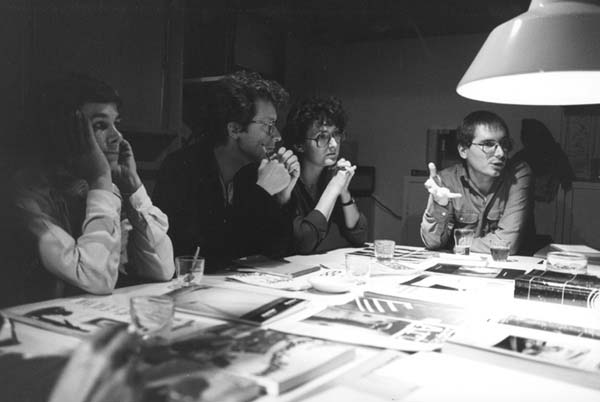 Links: Wies Smals, rechts: Hans-Thies Lehmann. <em>fotograaf: © De Appel, Amsterdam (foto / photo: Josine van Droffelaar)</em> © De Appel, Amsterdam & de kunstenaar(s)/the artist(s)
