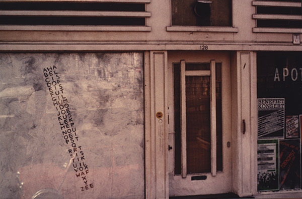 Horen, Oey's etalage, Prinsengracht 128, Amsterdam. © De Appel, Amsterdam & de kunstenaar(s)/the artist(s)